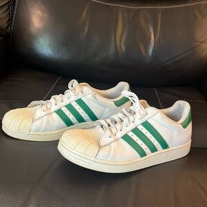 Adidas white leather tennis shoe with green stripes